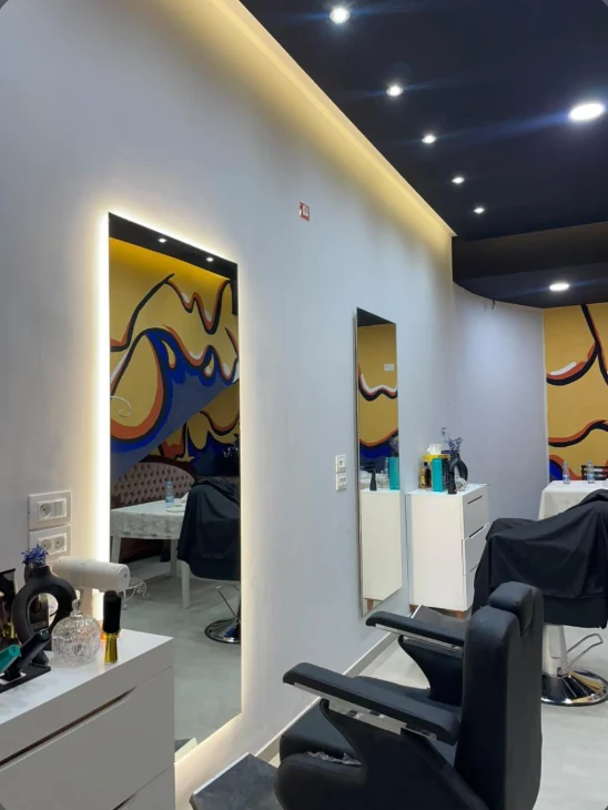 Le salon : miroirs lumineux et fresque